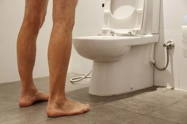 Erkeklerin ayakta isemesi Zararli mi.webp.webp