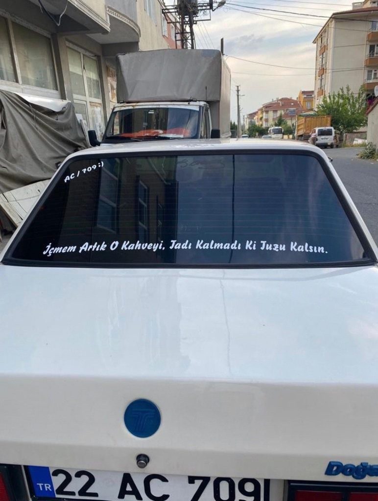 Araba makalelerinin arkasında