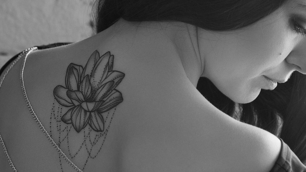 Lotus çiçek dövmesi